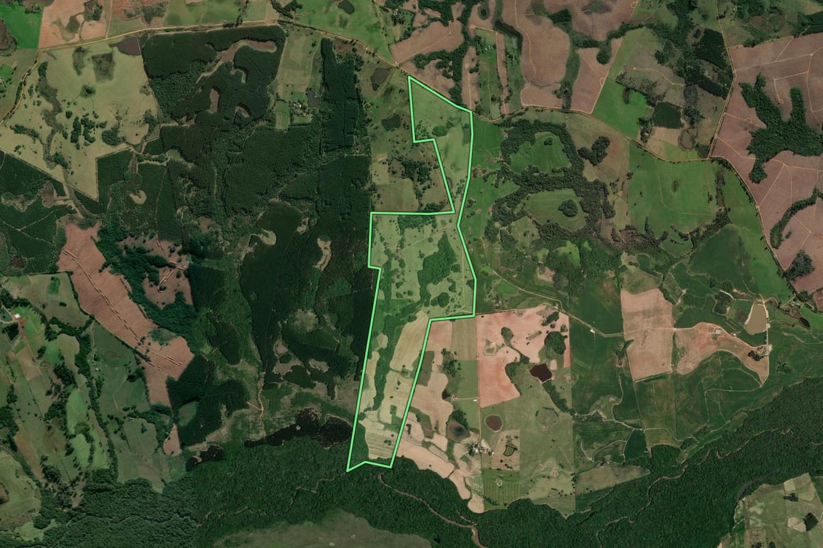 Imagem de satélite do imóvel rural em Arroio dos Ratos (RS), com o contorno declarado no CAR desenhado por cima.