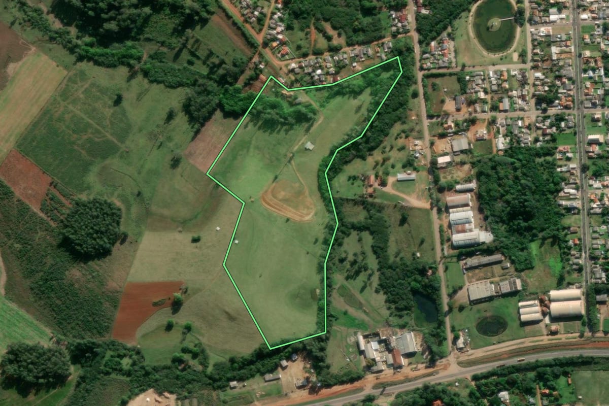 Imagem de satélite do imóvel rural em Arroio dos Ratos (RS), com o contorno declarado no CAR desenhado por cima.