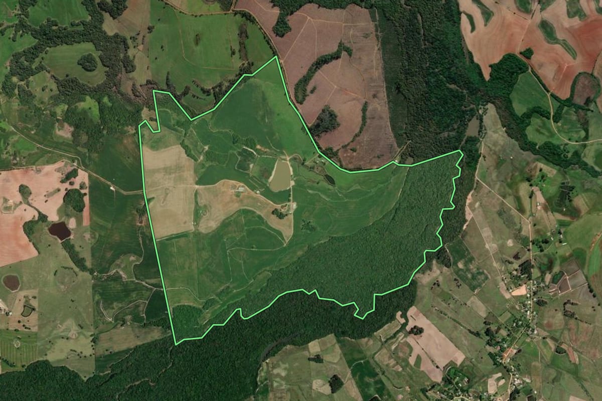 Imagem de satélite do imóvel rural em Arroio dos Ratos (RS), com o contorno declarado no CAR desenhado por cima.