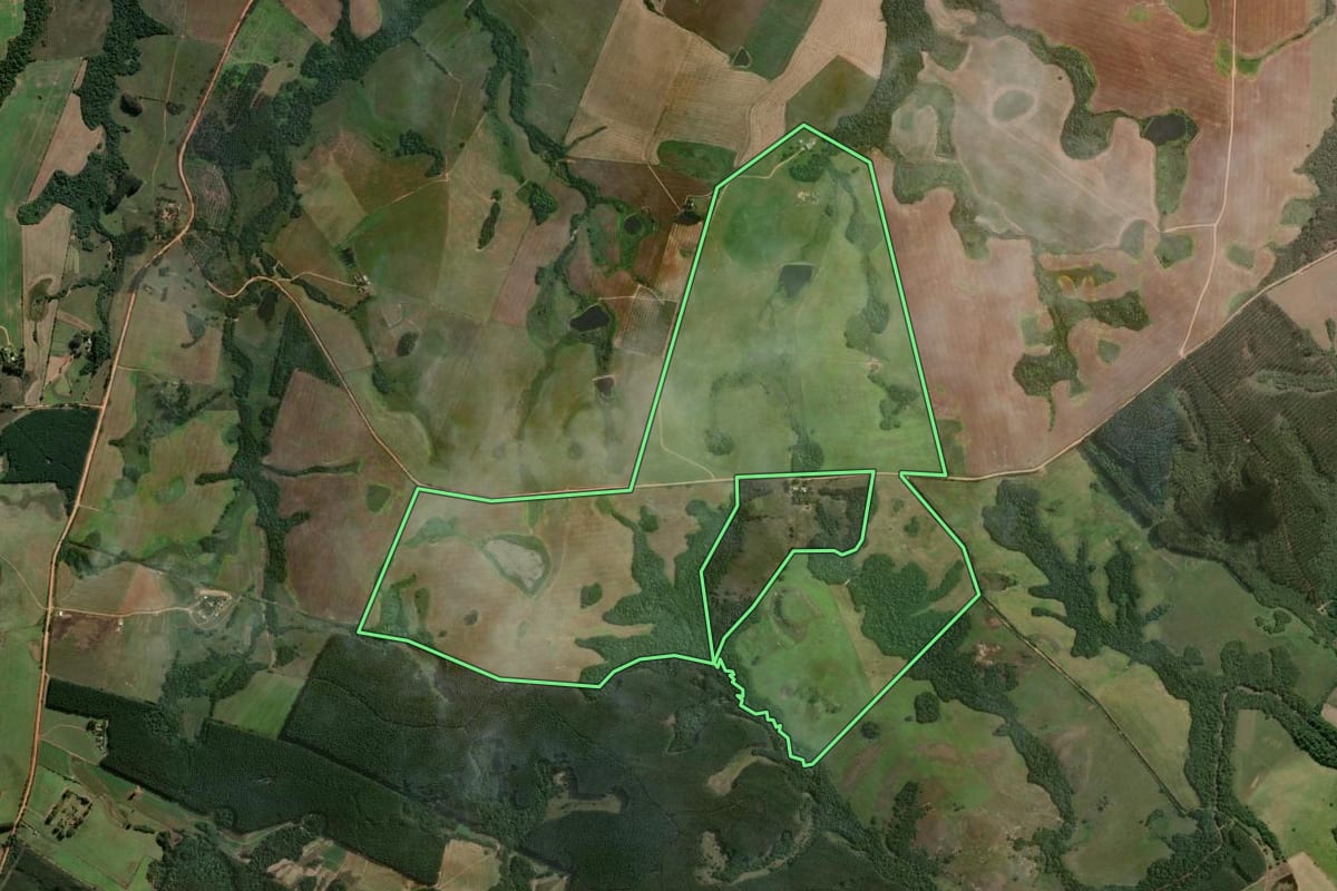 Imagem de satélite do imóvel rural em Arroio dos Ratos (RS), com o contorno declarado no CAR desenhado por cima.