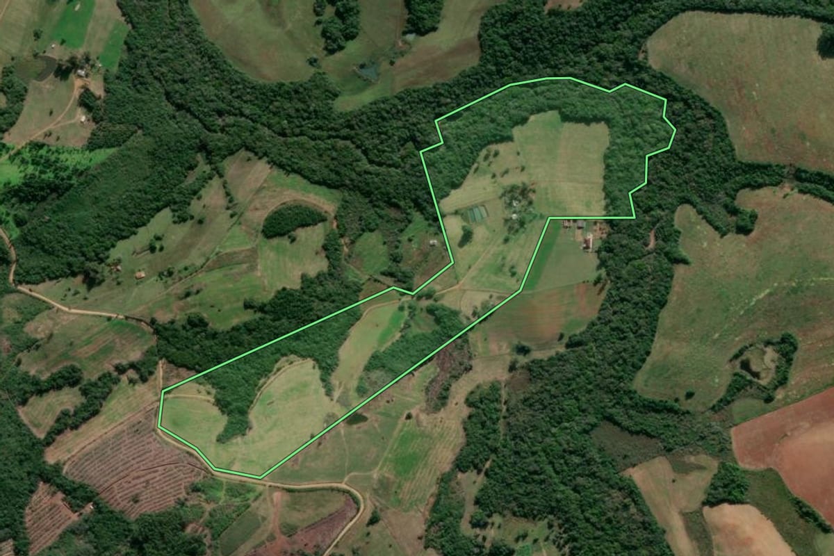 Imagem de satélite do imóvel rural em Arroio dos Ratos (RS), com o contorno declarado no CAR desenhado por cima.