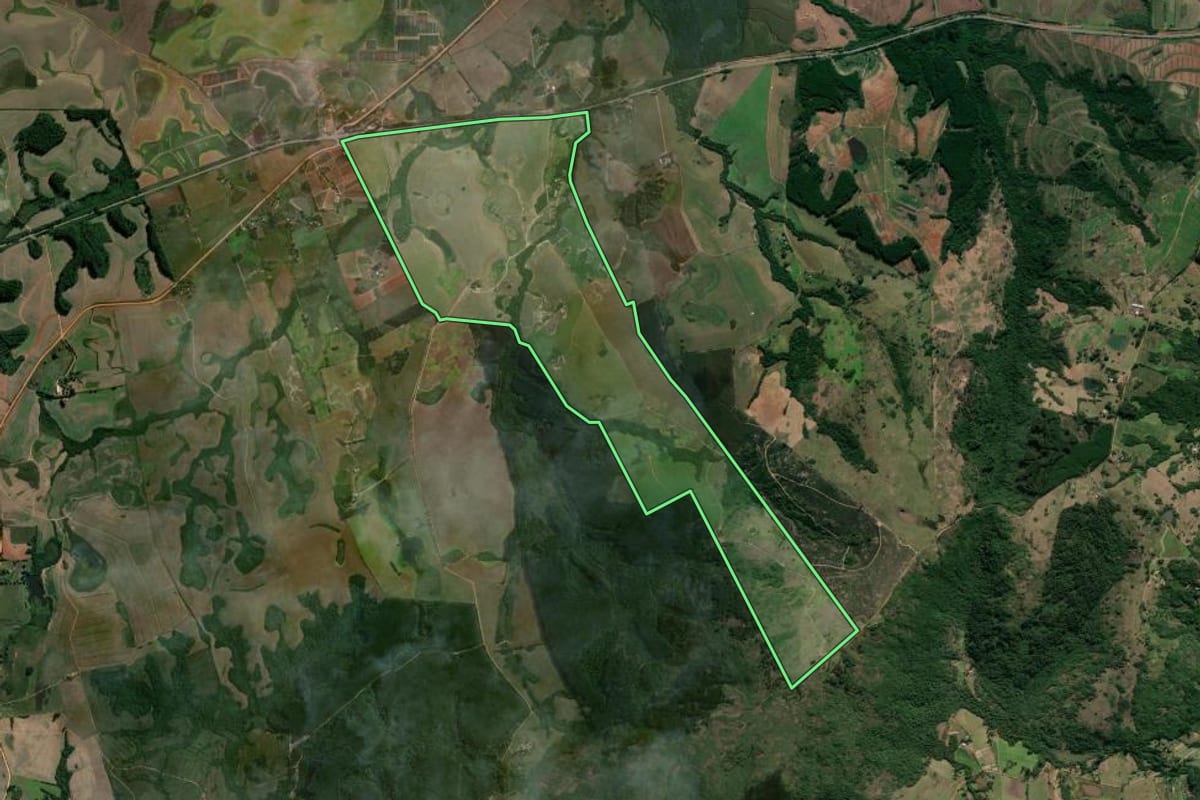 Imagem de satélite do imóvel rural em Arroio dos Ratos (RS), com o contorno declarado no CAR desenhado por cima.