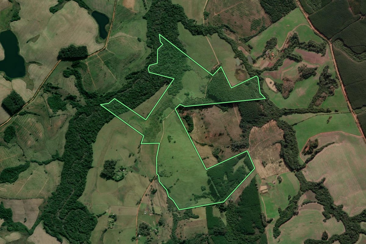 Imagem de satélite do imóvel rural em Arroio dos Ratos (RS), com o contorno declarado no CAR desenhado por cima.