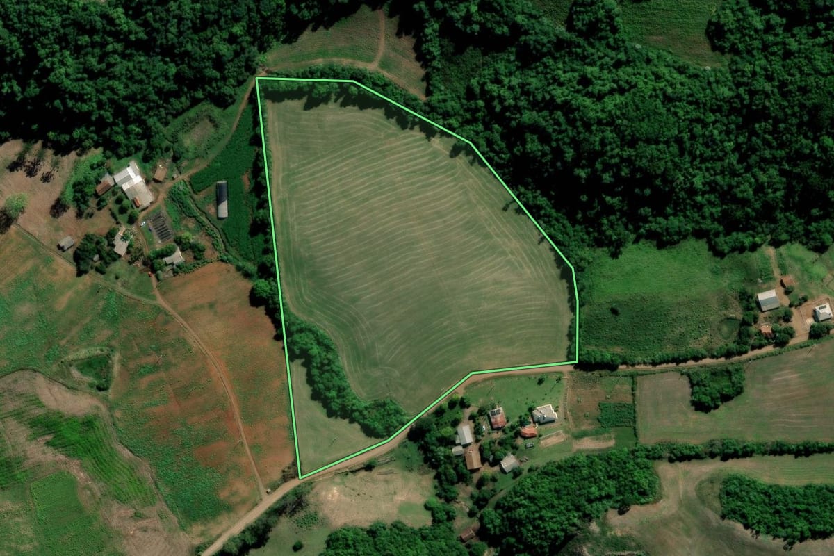 Imagem de satélite do imóvel rural em Arroio do Tigre (RS), com o contorno declarado no CAR desenhado por cima.