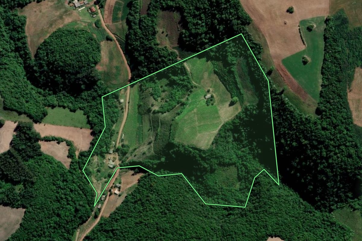 Imagem de satélite do imóvel rural em Arroio do Tigre (RS), com o contorno declarado no CAR desenhado por cima.