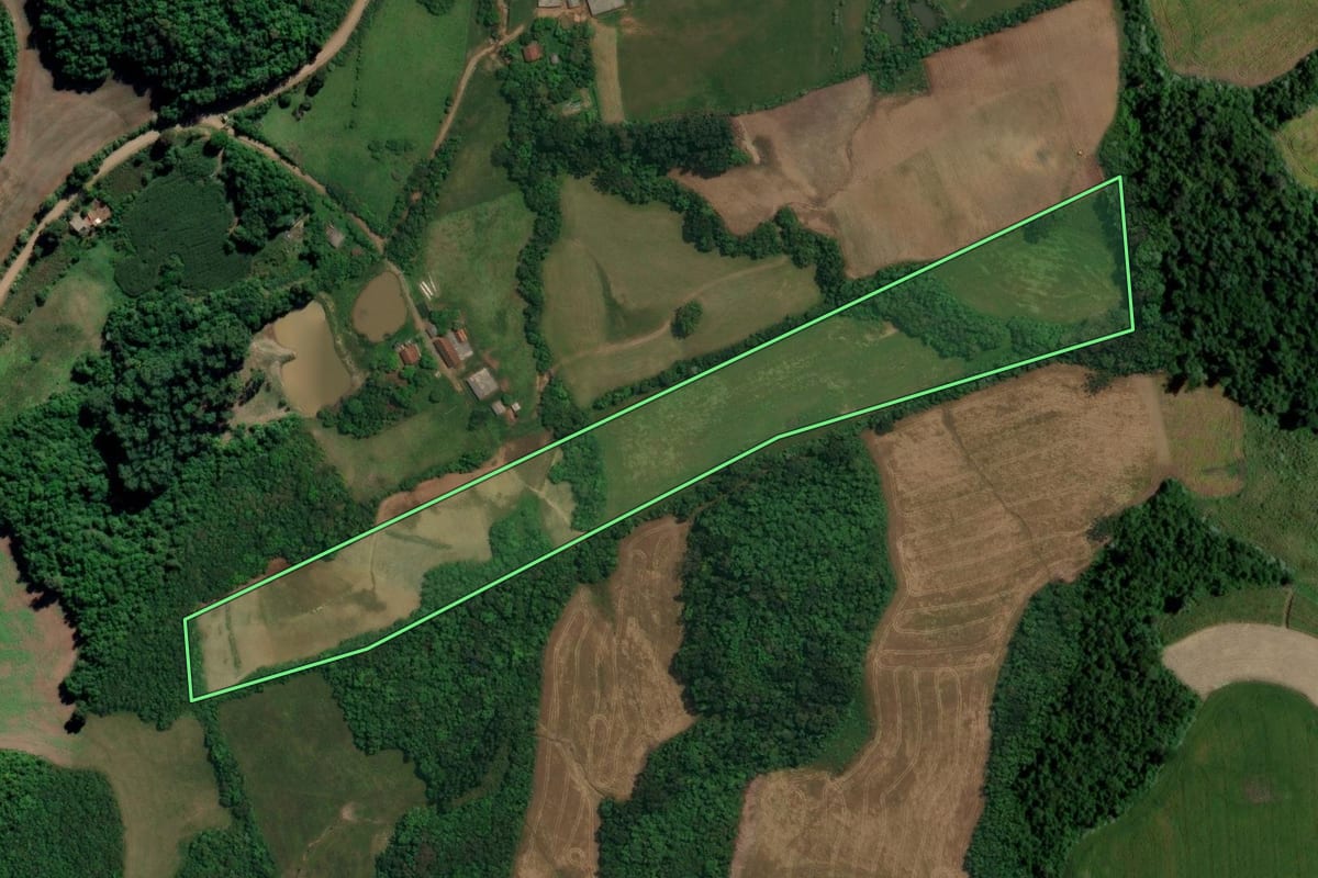Imagem de satélite do imóvel rural em Arroio do Tigre (RS), com o contorno declarado no CAR desenhado por cima.