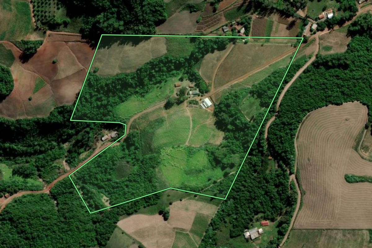 Imagem de satélite do imóvel rural em Arroio do Tigre (RS), com o contorno declarado no CAR desenhado por cima.