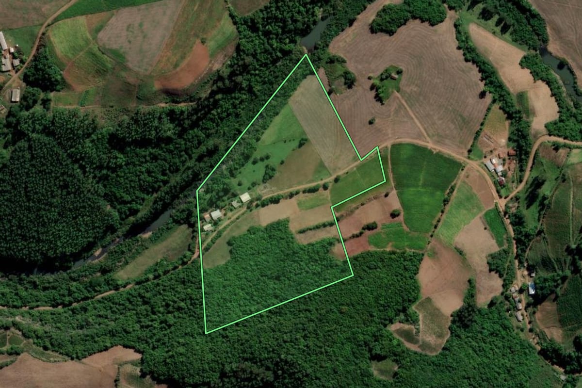 Imagem de satélite do imóvel rural em Arroio do Tigre (RS), com o contorno declarado no CAR desenhado por cima.