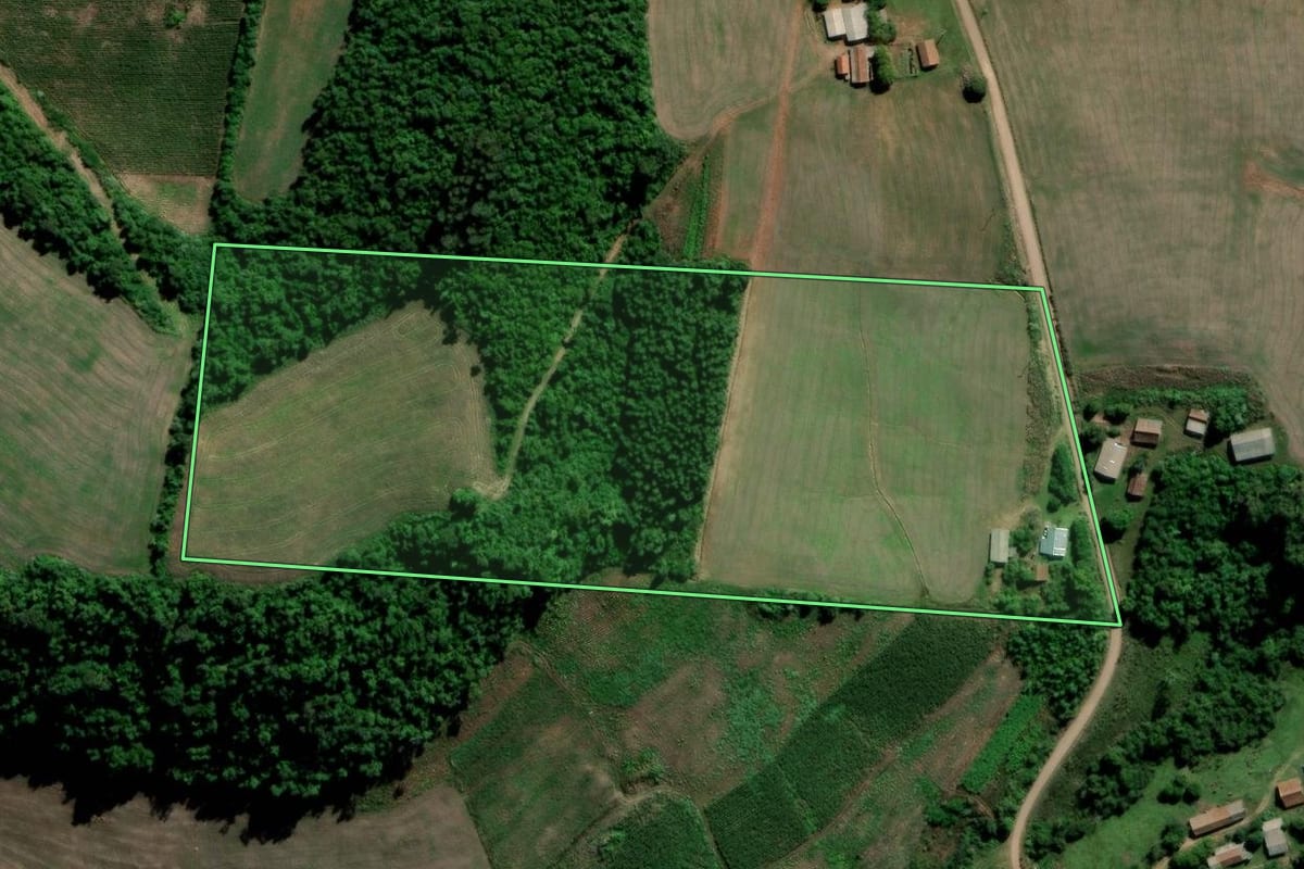 Imagem de satélite do imóvel rural em Arroio do Tigre (RS), com o contorno declarado no CAR desenhado por cima.