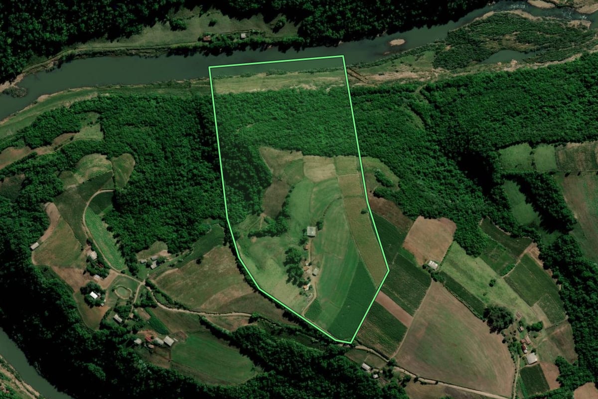 Imagem de satélite do imóvel rural em Arroio do Tigre (RS), com o contorno declarado no CAR desenhado por cima.