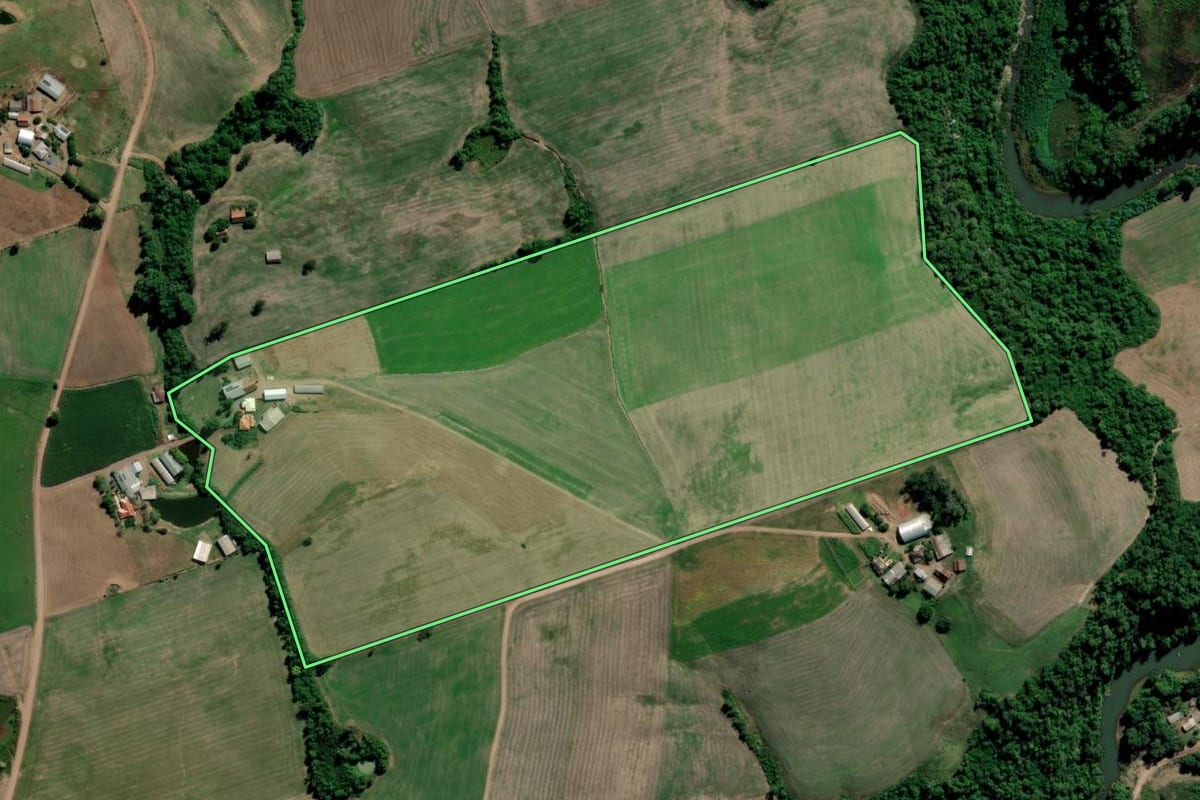 Imagem de satélite do imóvel rural em Arroio do Tigre (RS), com o contorno declarado no CAR desenhado por cima.