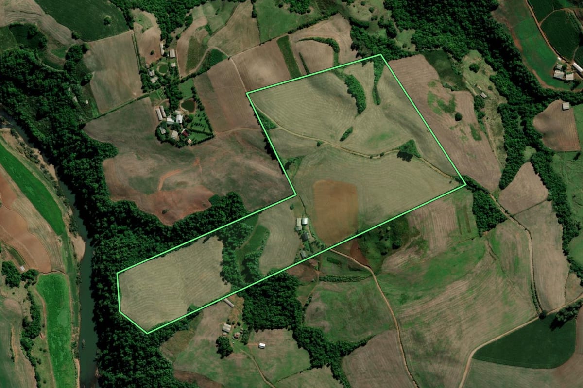 Imagem de satélite do imóvel rural em Arroio do Tigre (RS), com o contorno declarado no CAR desenhado por cima.