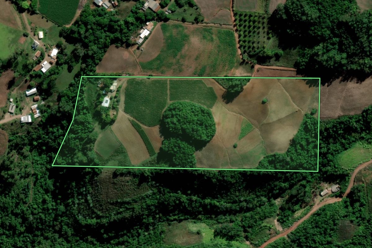 Imagem de satélite do imóvel rural em Arroio do Tigre (RS), com o contorno declarado no CAR desenhado por cima.