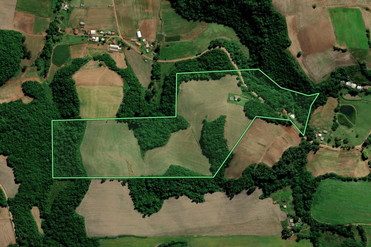 Imagem de satélite do imóvel rural em Arroio do Tigre (RS), com o contorno declarado no CAR desenhado por cima.