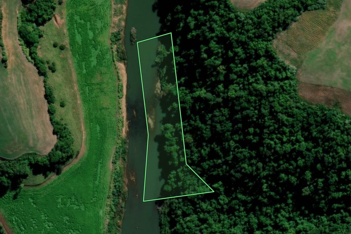Imagem de satélite do imóvel rural em Arroio do Tigre (RS), com o contorno declarado no CAR desenhado por cima.