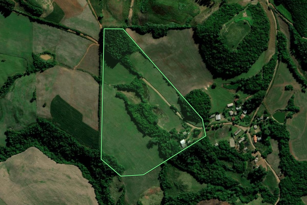 Imagem de satélite do imóvel rural em Arroio do Tigre (RS), com o contorno declarado no CAR desenhado por cima.