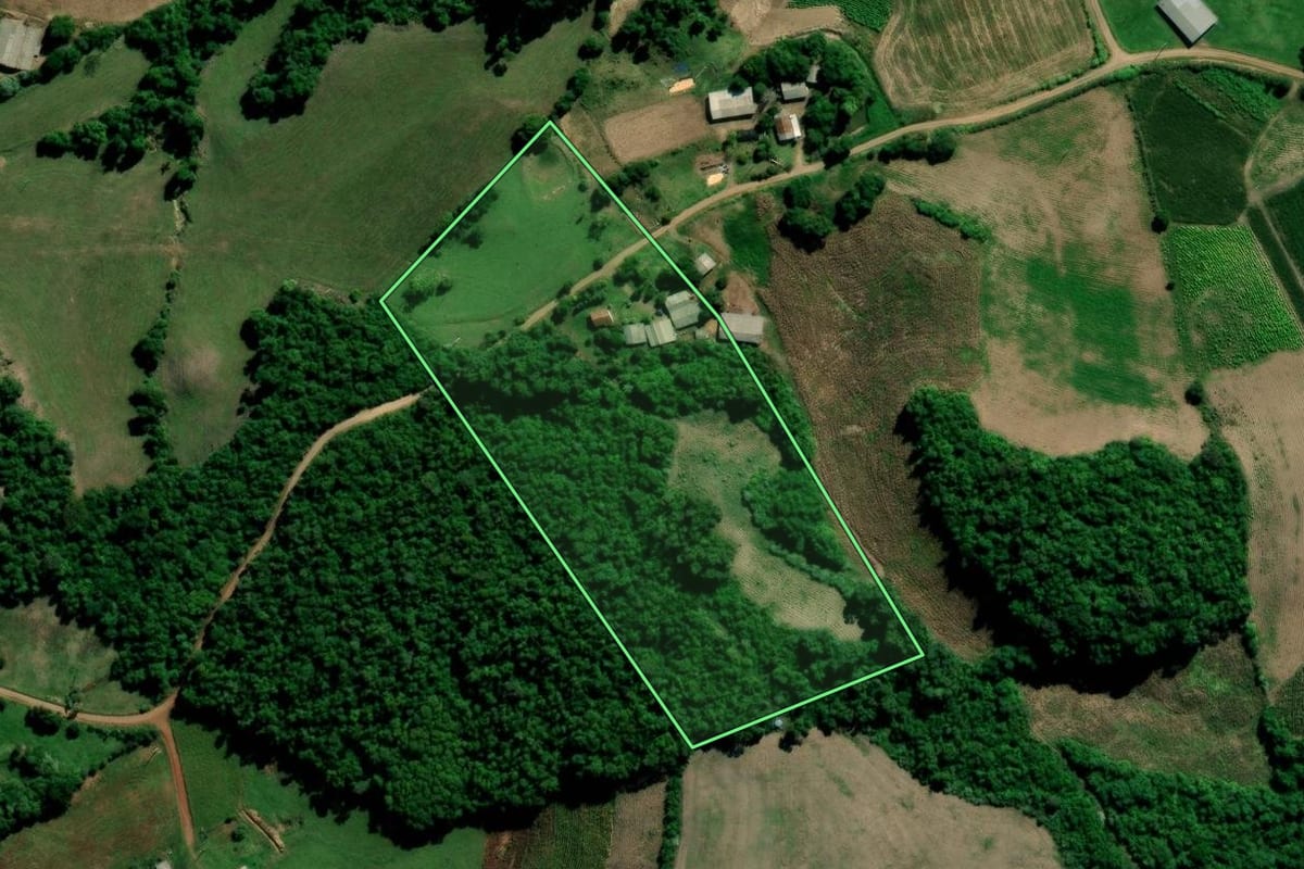 Imagem de satélite do imóvel rural em Arroio do Tigre (RS), com o contorno declarado no CAR desenhado por cima.