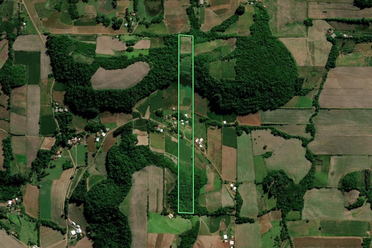 Imagem de satélite do imóvel rural em Arroio do Tigre (RS), com o contorno declarado no CAR desenhado por cima.