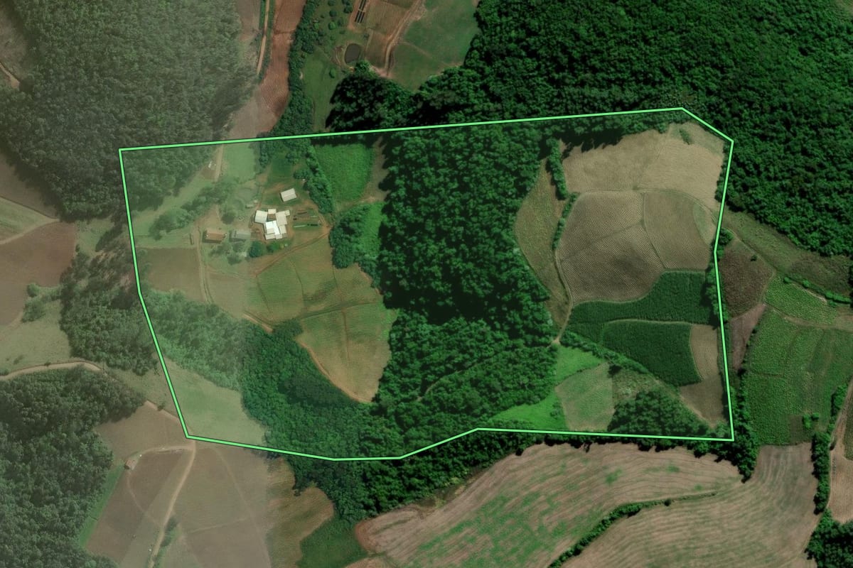 Imagem de satélite do imóvel rural em Arroio do Tigre (RS), com o contorno declarado no CAR desenhado por cima.