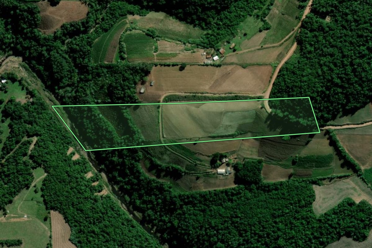 Imagem de satélite do imóvel rural em Arroio do Tigre (RS), com o contorno declarado no CAR desenhado por cima.