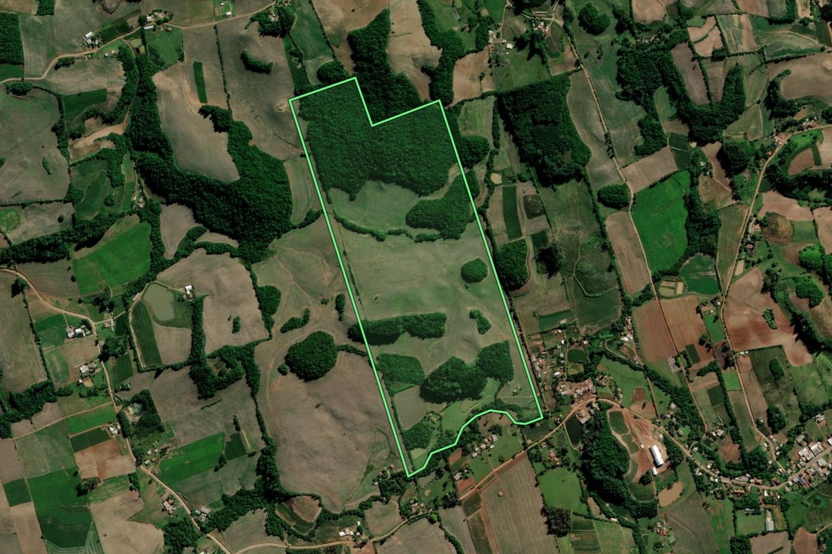 Imagem de satélite do imóvel rural em Arroio do Tigre (RS), com o contorno declarado no CAR desenhado por cima.