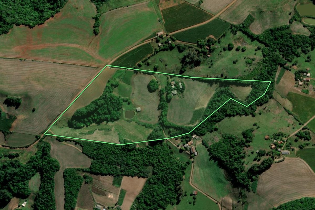 Imagem de satélite do imóvel rural em Arroio do Tigre (RS), com o contorno declarado no CAR desenhado por cima.