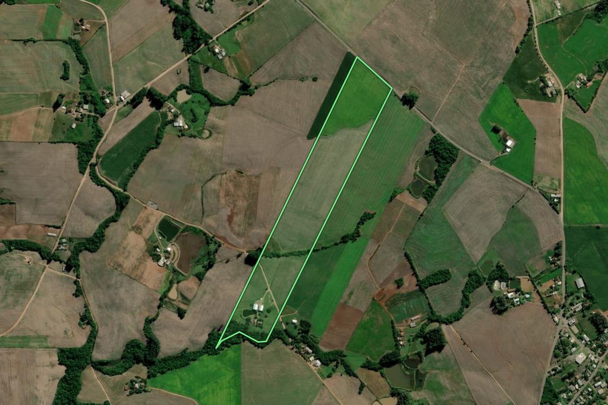 Imagem de satélite do imóvel rural em Arroio do Tigre (RS), com o contorno declarado no CAR desenhado por cima.