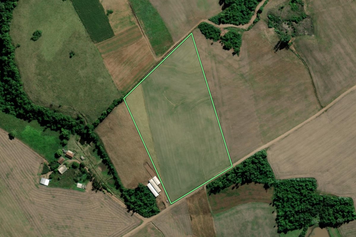 Imagem de satélite do imóvel rural em Arroio do Tigre (RS), com o contorno declarado no CAR desenhado por cima.