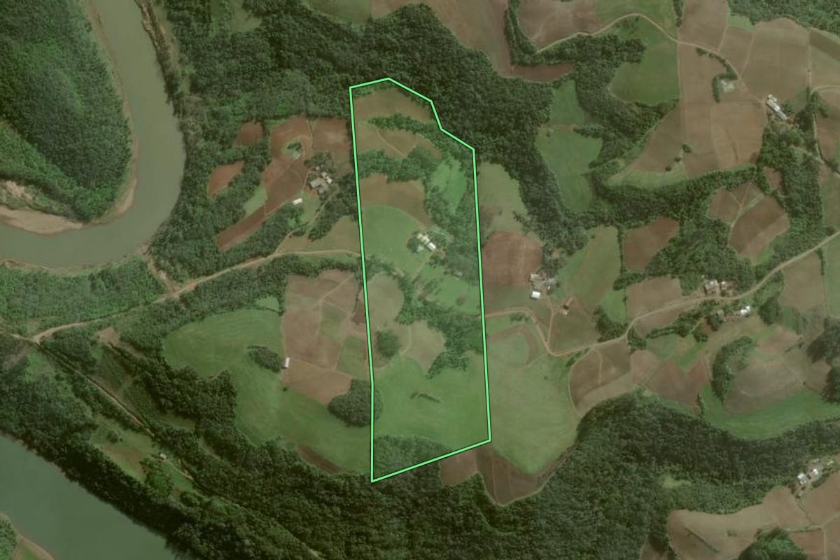 Imagem de satélite do imóvel rural em Arroio do Tigre (RS), com o contorno declarado no CAR desenhado por cima.