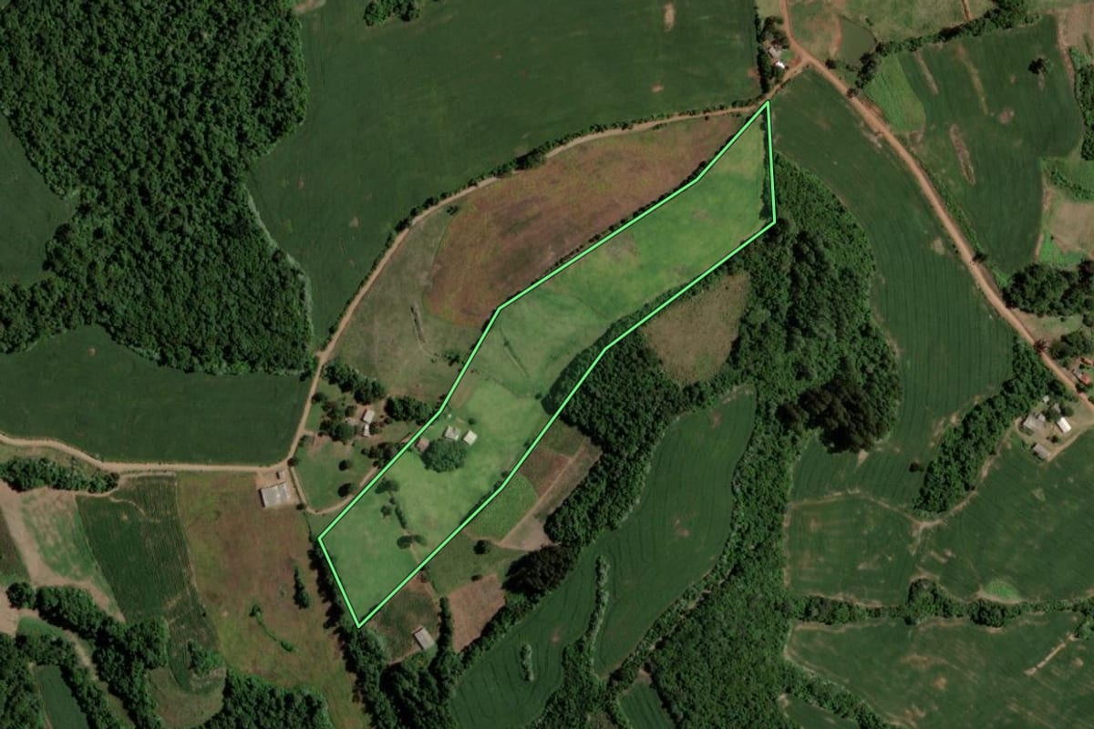 Imagem de satélite do imóvel rural em Arroio do Tigre (RS), com o contorno declarado no CAR desenhado por cima.