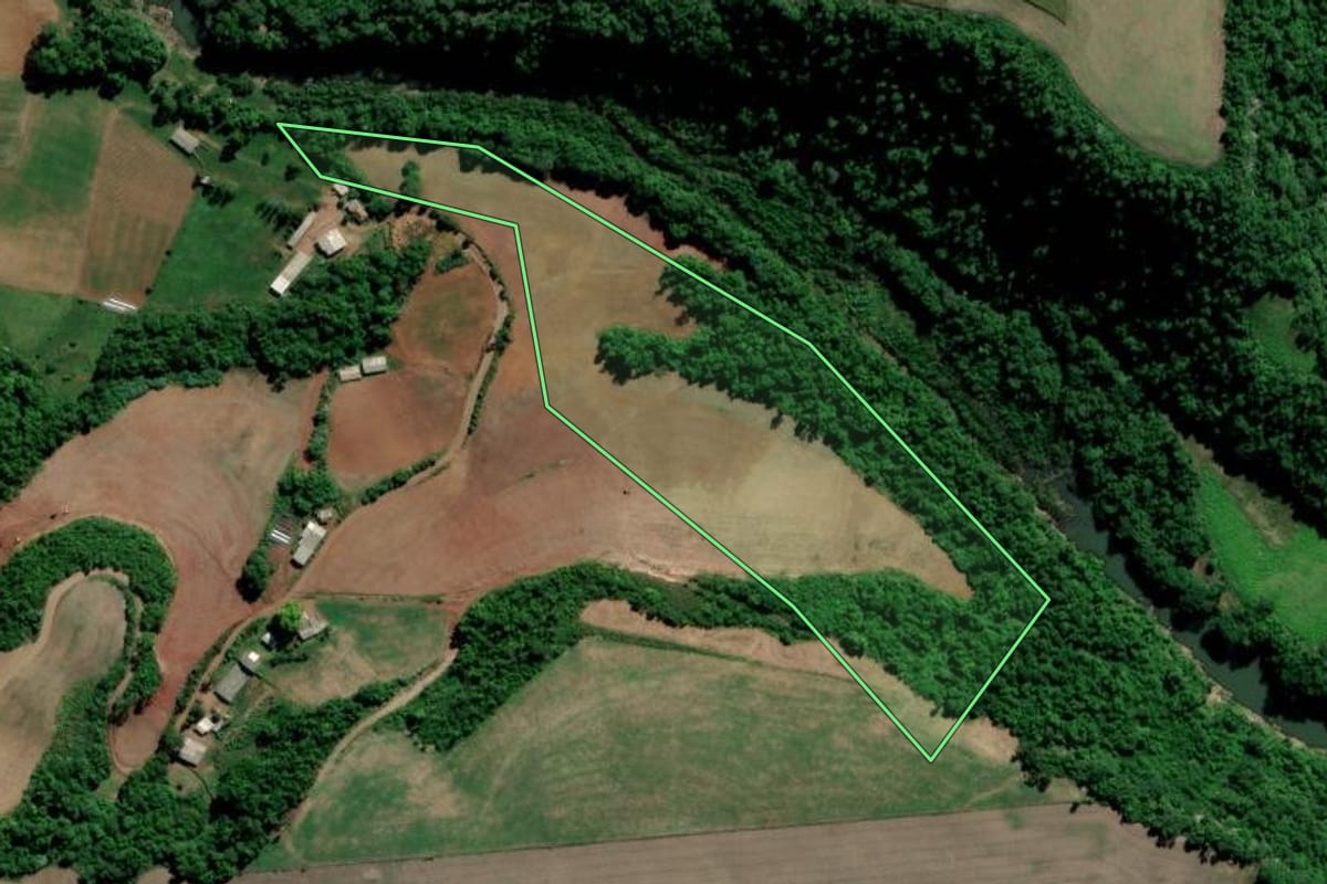 Imagem de satélite do imóvel rural em Arroio do Tigre (RS), com o contorno declarado no CAR desenhado por cima.