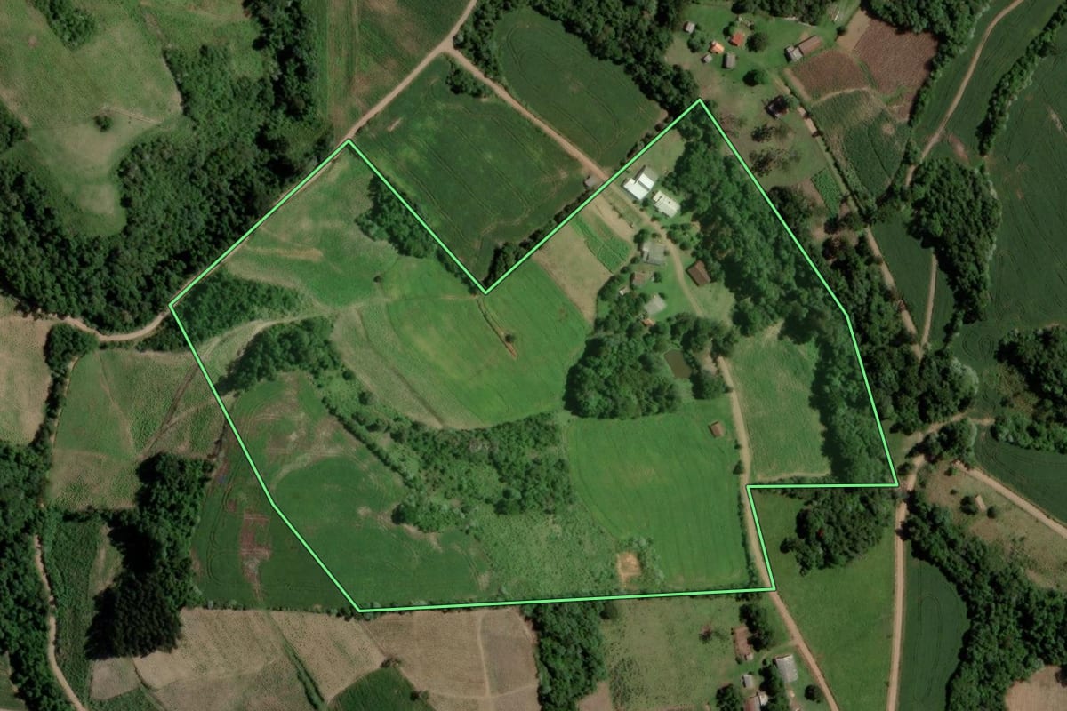 Imagem de satélite do imóvel rural em Arroio do Tigre (RS), com o contorno declarado no CAR desenhado por cima.