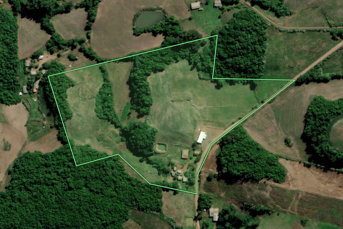 Imagem de satélite do imóvel rural em Arroio do Tigre (RS), com o contorno declarado no CAR desenhado por cima.