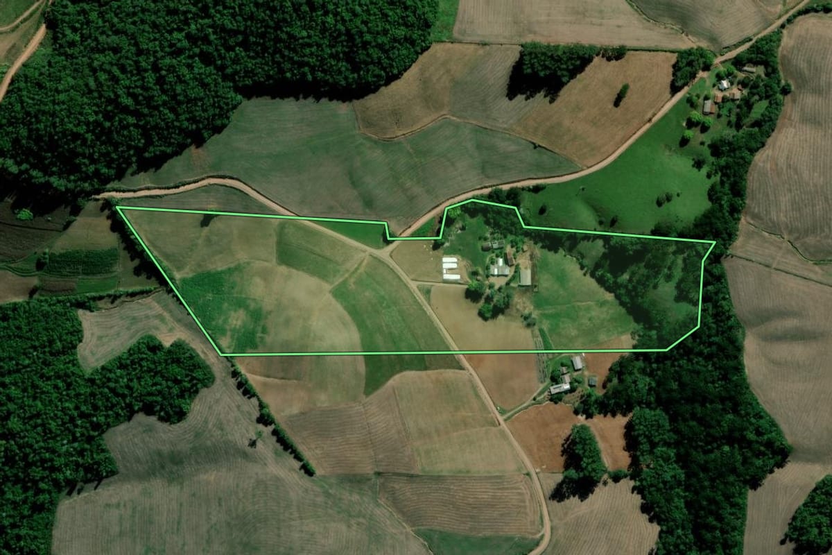 Imagem de satélite do imóvel rural em Arroio do Tigre (RS), com o contorno declarado no CAR desenhado por cima.