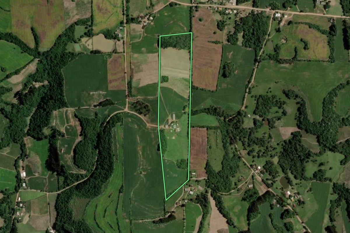 Imagem de satélite do imóvel rural em Arroio do Tigre (RS), com o contorno declarado no CAR desenhado por cima.
