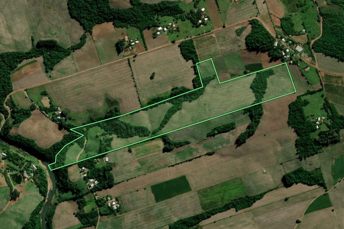 Imagem de satélite do imóvel rural em Arroio do Tigre (RS), com o contorno declarado no CAR desenhado por cima.