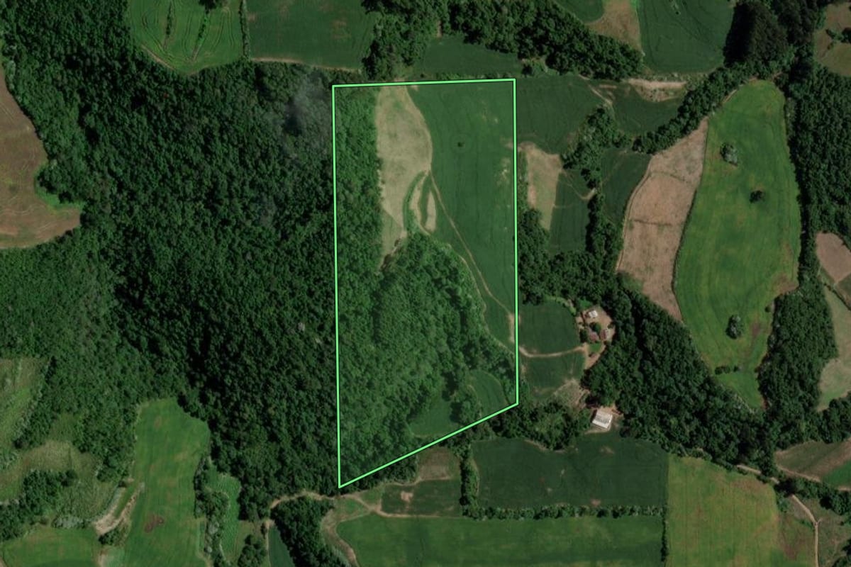 Imagem de satélite do imóvel rural em Arroio do Tigre (RS), com o contorno declarado no CAR desenhado por cima.
