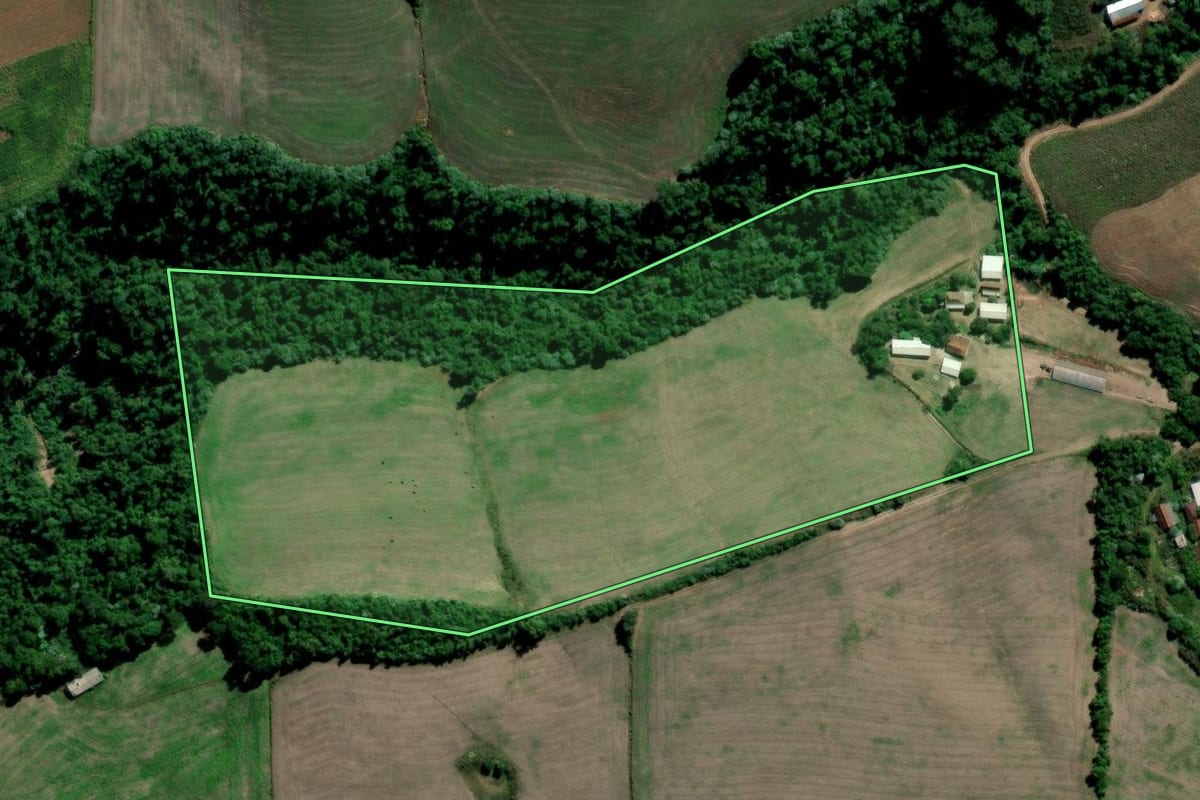 Imagem de satélite do imóvel rural em Arroio do Tigre (RS), com o contorno declarado no CAR desenhado por cima.