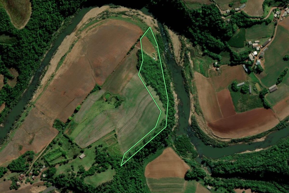 Imagem de satélite do imóvel rural em Arroio do Tigre (RS), com o contorno declarado no CAR desenhado por cima.