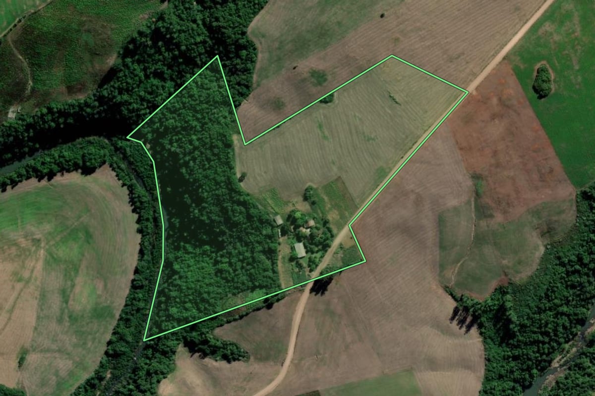 Imagem de satélite do imóvel rural em Arroio do Tigre (RS), com o contorno declarado no CAR desenhado por cima.