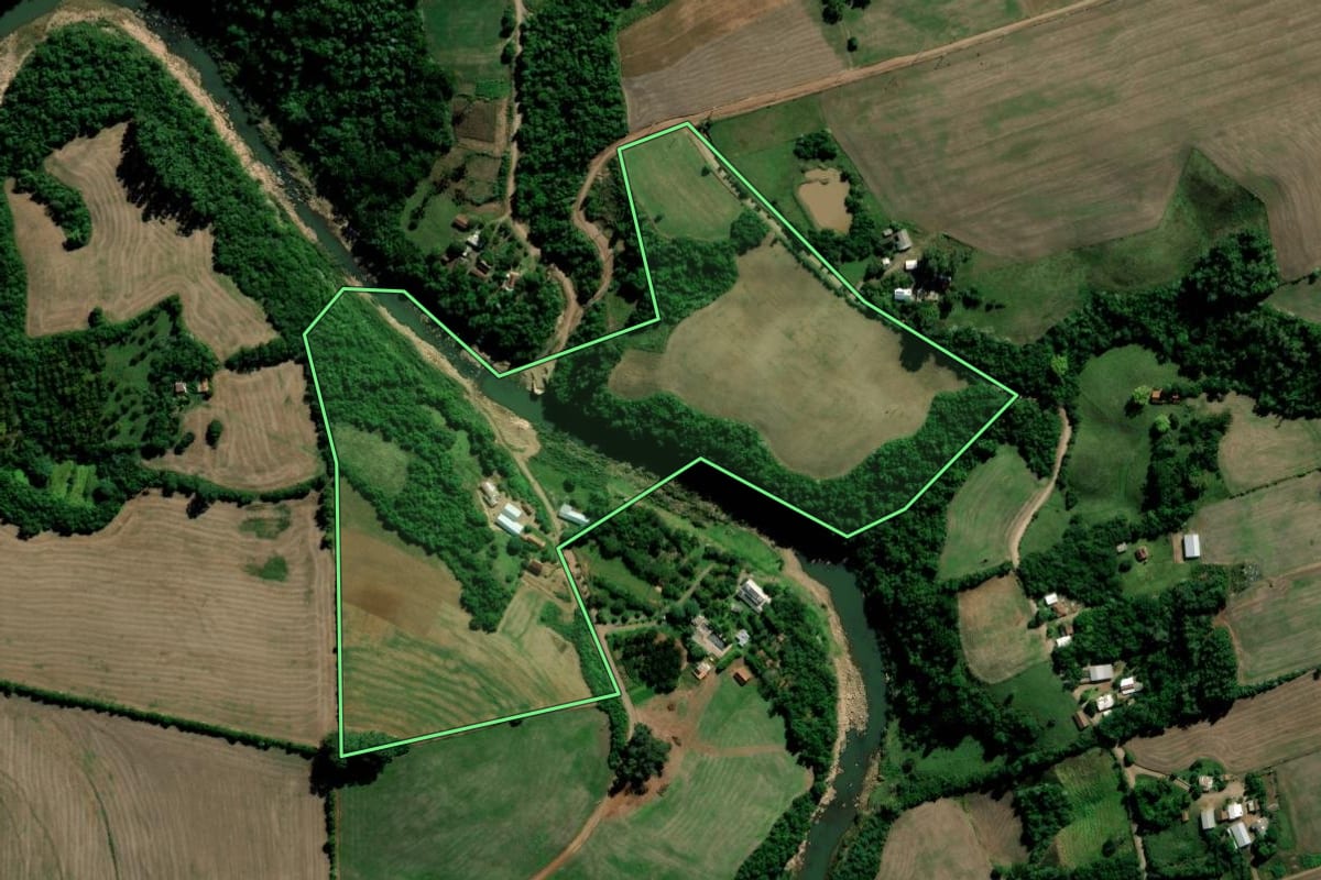 Imagem de satélite do imóvel rural em Arroio do Tigre (RS), com o contorno declarado no CAR desenhado por cima.