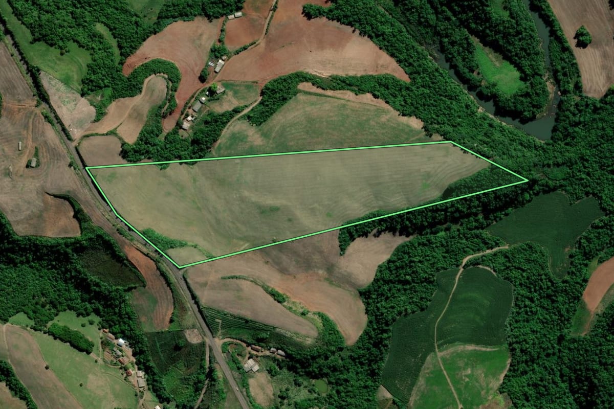 Imagem de satélite do imóvel rural em Arroio do Tigre (RS), com o contorno declarado no CAR desenhado por cima.