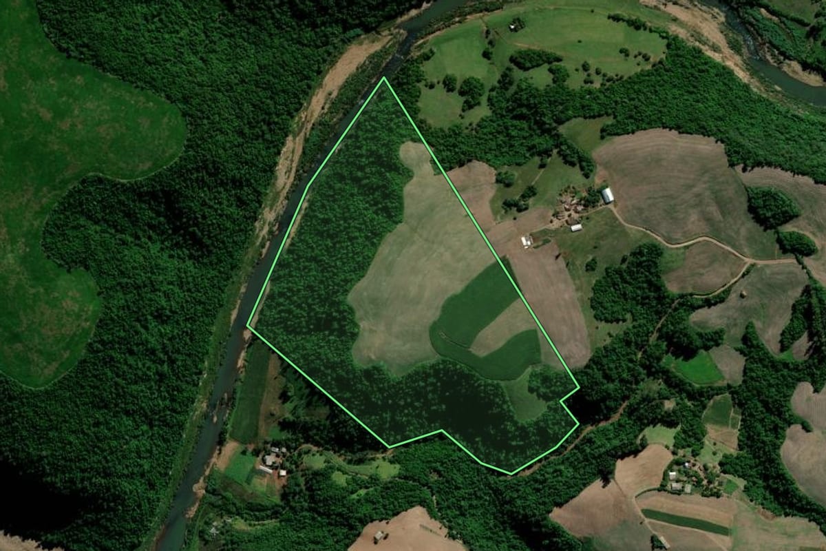 Imagem de satélite do imóvel rural em Arroio do Tigre (RS), com o contorno declarado no CAR desenhado por cima.