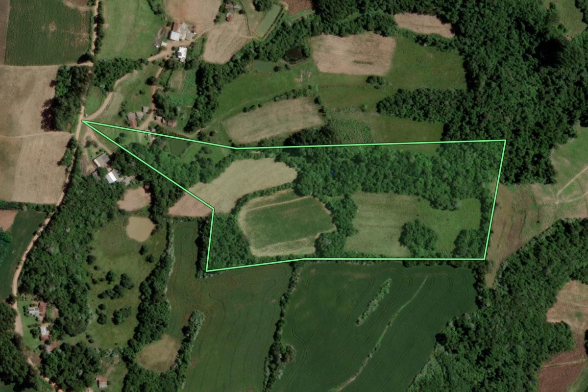 Imagem de satélite do imóvel rural em Arroio do Tigre (RS), com o contorno declarado no CAR desenhado por cima.