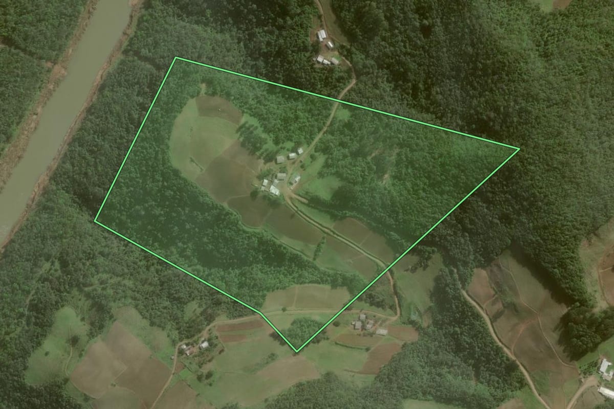 Imagem de satélite do imóvel rural em Arroio do Tigre (RS), com o contorno declarado no CAR desenhado por cima.