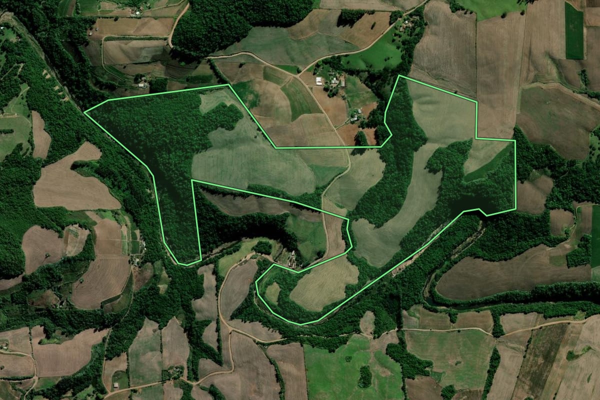 Imagem de satélite do imóvel rural em Arroio do Tigre (RS), com o contorno declarado no CAR desenhado por cima.