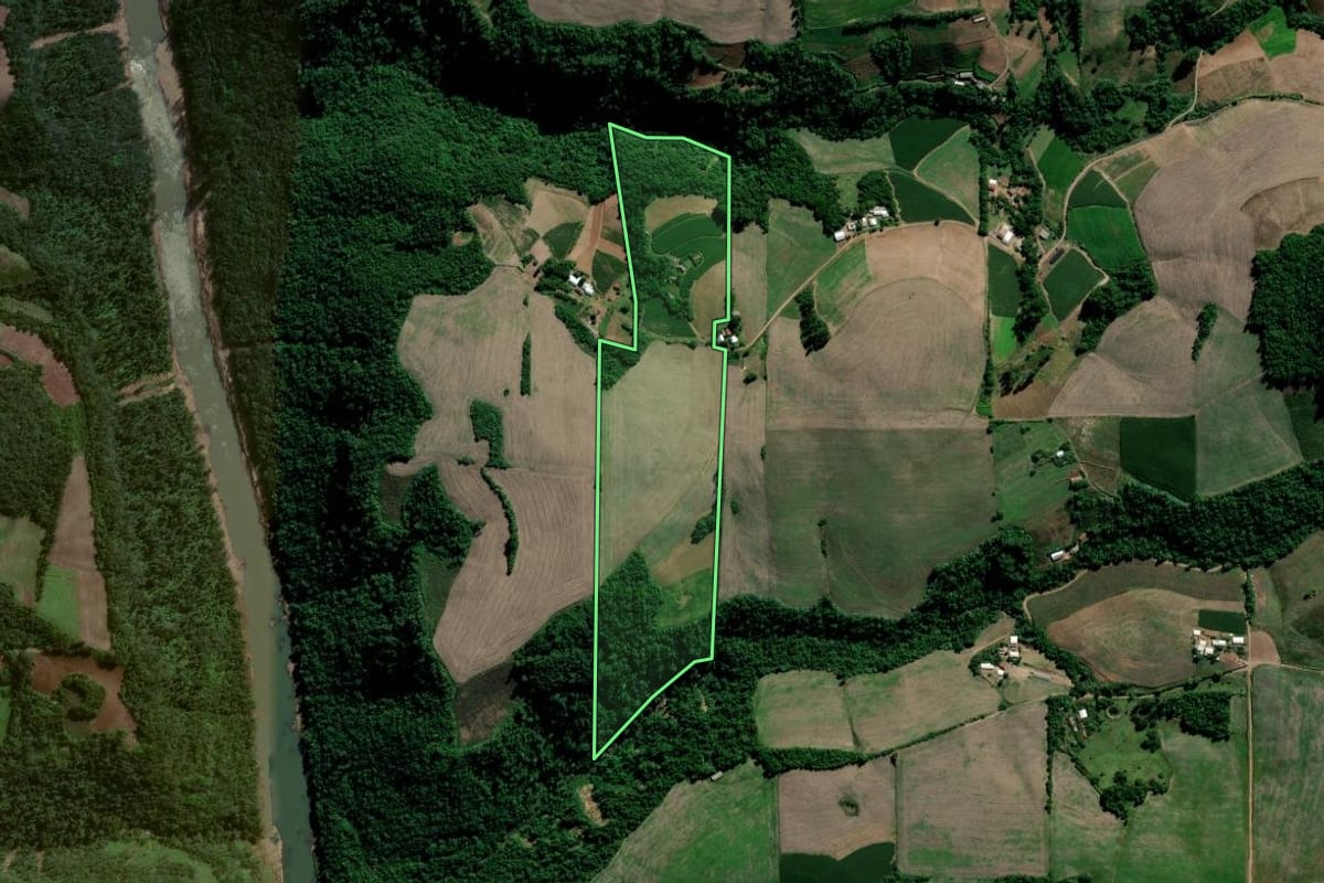 Imagem de satélite do imóvel rural em Arroio do Tigre (RS), com o contorno declarado no CAR desenhado por cima.