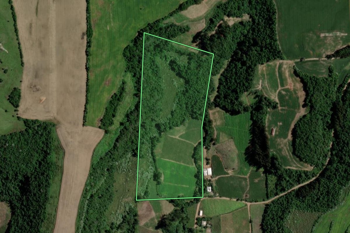 Imagem de satélite do imóvel rural em Arroio do Tigre (RS), com o contorno declarado no CAR desenhado por cima.