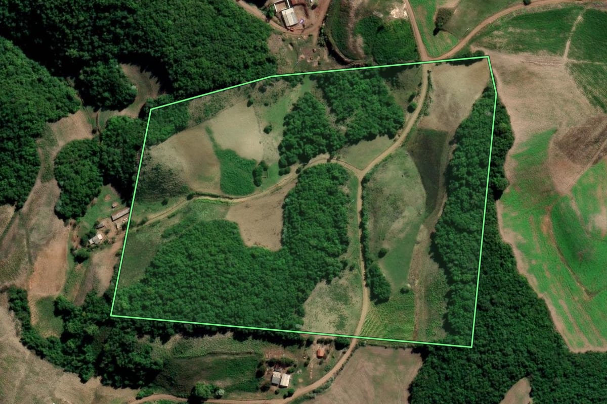 Imagem de satélite do imóvel rural em Arroio do Tigre (RS), com o contorno declarado no CAR desenhado por cima.
