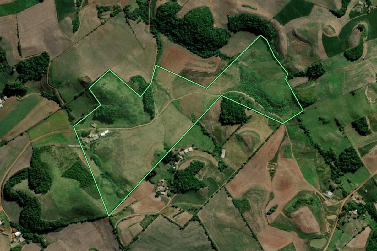 Imagem de satélite do imóvel rural em Arroio do Tigre (RS), com o contorno declarado no CAR desenhado por cima.